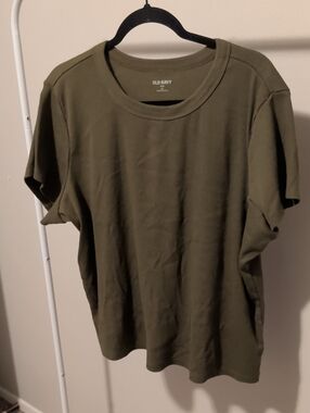 Old Navy Short Sleeve Crewneck Tee in Olive
